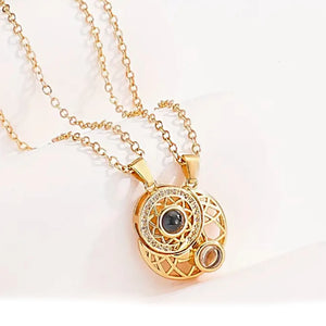 COLLAR SOL Y LUNA - AMOR EN 100 IDIOMAS